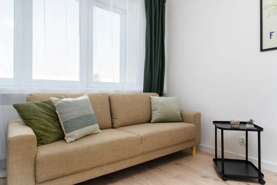 Un homme tient une table en bois pendant un déménagement dans un appartement contemporain.
